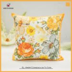 COJÍN CON ESTAMPADO DE FLORES 43X43CM Y 30X50CM - Viste Tu Hogar
