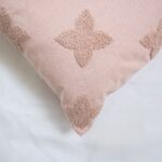 Cojín Con Pétalos bordados Algodón Y Poliéster - Viste Tu Hogar