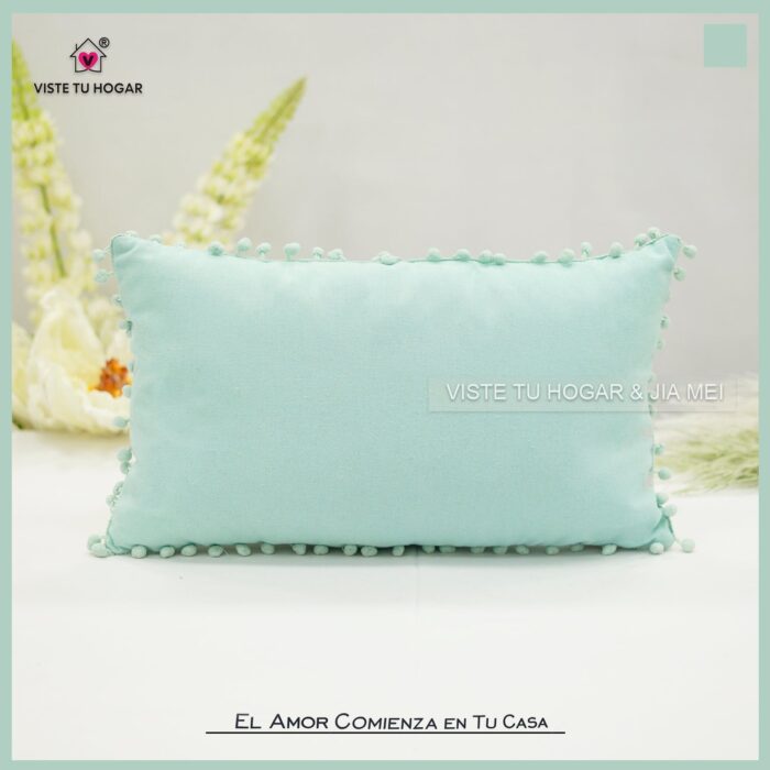 Cojín De Color Liso Algodón Y Poliéster Adornado Con Flecos En Forma De Esferas - VISTE TU HOGAR ONLINE