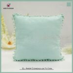 Cojín De Color Liso Algodón Y Poliéster Adornado Con Flecos En Forma De Esferas - VISTE TU HOGAR ONLINE