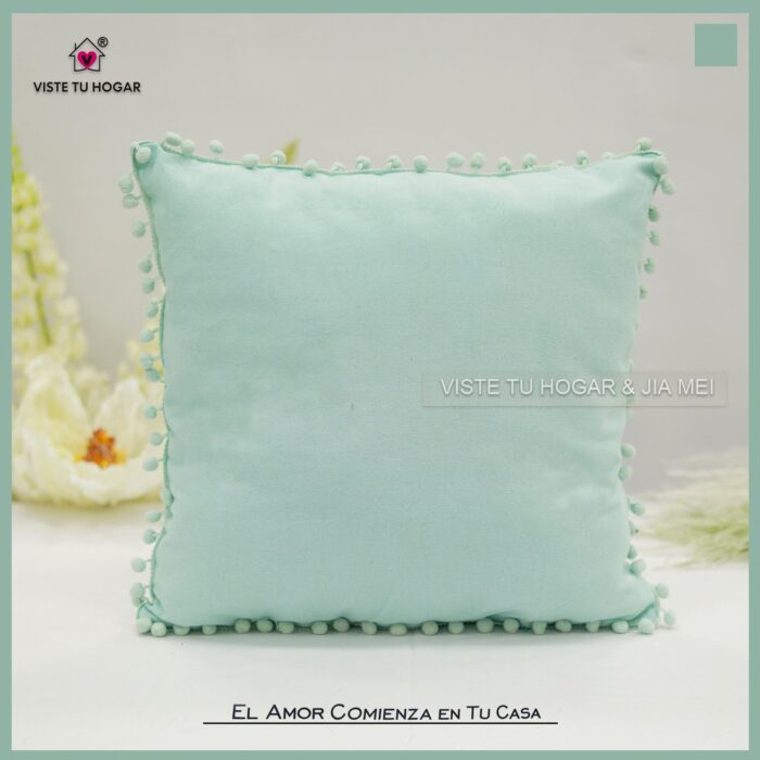 Cojín De Color Liso Algodón Y Poliéster Adornado Con Flecos En Forma De Esferas - VISTE TU HOGAR ONLINE