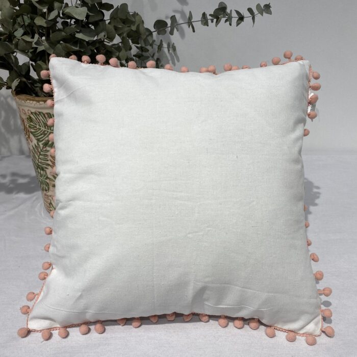 Cojín De Color Liso Algodón Y Poliéster Decorado Con Esferas De Colores En Las Esquinas - VISTE TU HOGAR ONLINE