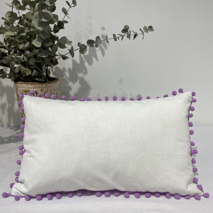 Cojín De Color Liso Algodón Y Poliéster Decorado Con Esferas De Colores En Las Esquinas - VISTE TU HOGAR ONLINE