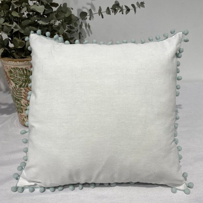Cojín De Color Liso Algodón Y Poliéster Decorado Con Esferas De Colores En Las Esquinas - VISTE TU HOGAR ONLINE