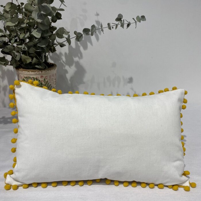 Cojín De Color Liso Algodón Y Poliéster Decorado Con Esferas De Colores En Las Esquinas - VISTE TU HOGAR ONLINE