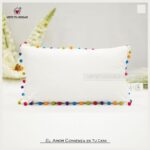 Cojín De Color Liso Algodón Y Poliéster Decorado Con Esferas De Diferentes Colores En Las Esquinas - VISTE TU HOGAR ONLINE