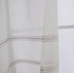 CORTINA DE COCINA DE GASA CON RAYAS CALADAS 100X140CM Y 140X140CM - Viste Tu Hogar