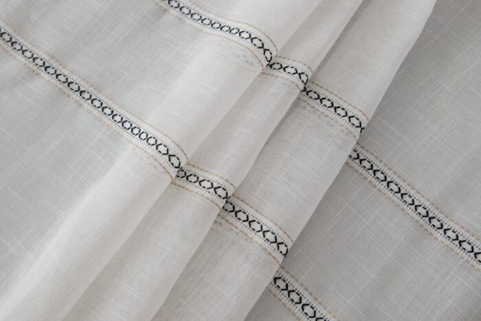 CORTINA DE COCINA DE GASA CON RAYAS CALADAS 100X140CM Y 140X140CM - Viste Tu Hogar