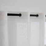 CORTINA DE COCINA DE GASA CON RAYAS CALADAS 100X140CM Y 140X140CM - Viste Tu Hogar