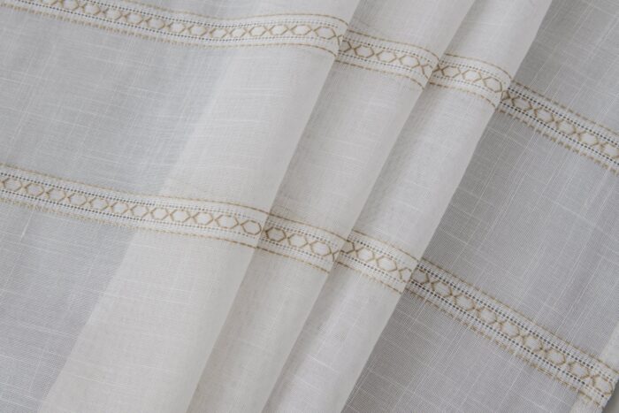CORTINA DE COCINA DE GASA CON RAYAS CALADAS 100X140CM Y 140X140CM - Viste Tu Hogar
