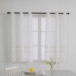 CORTINA DE COCINA DE GASA CON RAYAS CALADAS 100X140CM Y 140X140CM - Viste Tu Hogar
