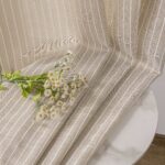 CORTINA DE VISILLO CON ESTAMPADO DE RAYAS ONDULADAS 140X260CM - Viste Tu Hogar