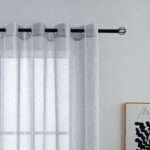 CORTINA DE VISILLO CON HOLOS DE PLATA EN RAYAS 150X260CM - Viste Tu Hogar