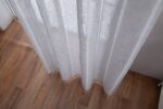 CORTINA DE VISILLO CON HOLOS DE PLATA EN RAYAS 150X260CM - Viste Tu Hogar