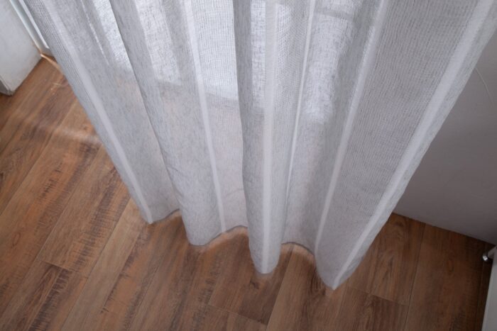 CORTINA DE VISILLO CON HOLOS DE PLATA EN RAYAS 150X260CM - Viste Tu Hogar