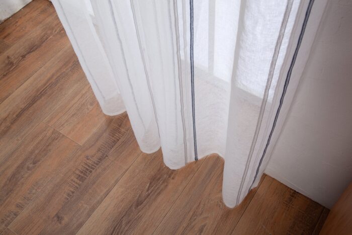 CORTINA DE VISILLO CON TRES RAYAS FINAS 140X260CM - Viste Tu Hogar
