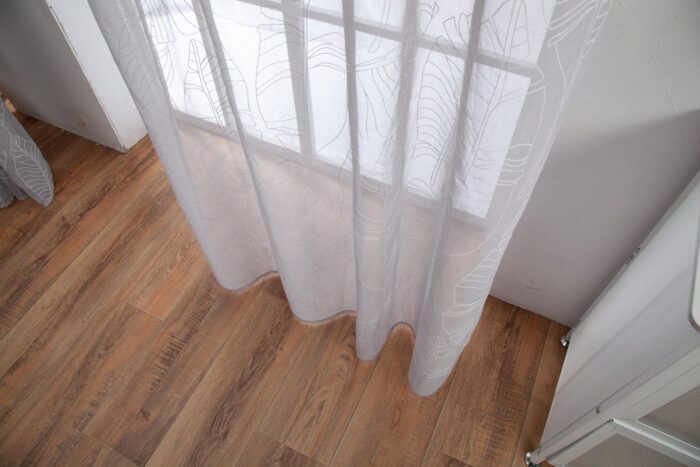 CORTINA DE VISILLO ESTAMPADO DE HOJAS EN VERTICAL 140X260CM - Viste Tu Hogar
