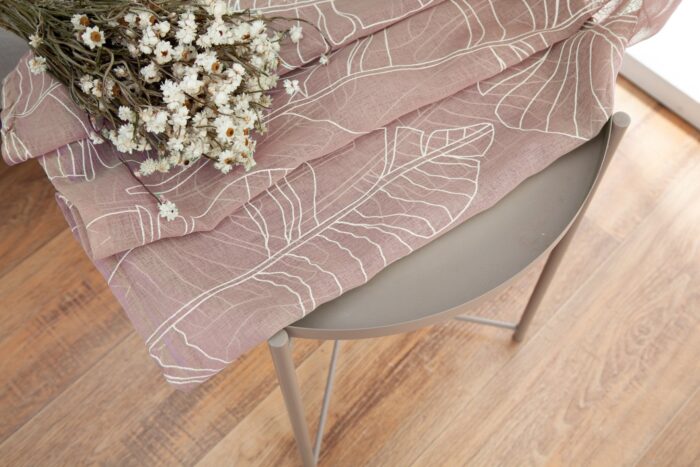 CORTINA DE VISILLO ESTAMPADO DE HOJAS EN VERTICAL 140X260CM - Viste Tu Hogar
